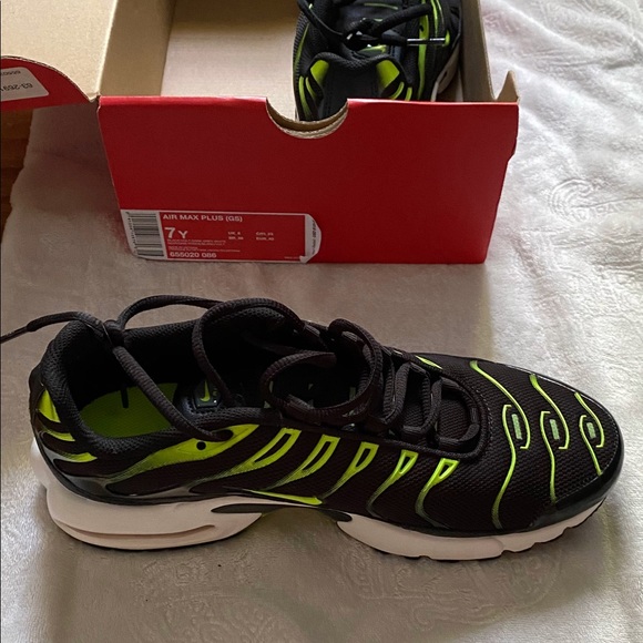 black and lime green air max plus